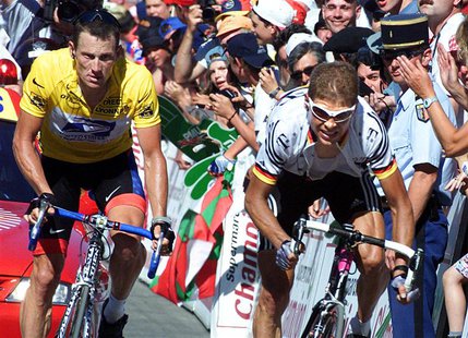 US Postal Service team rider and leader's yellow jersey holder Lance Armstrong (L) of the U.S. and Deutsche Telekom team rider Jan Ullrich o US Postal Service team rider and leader's yellow jersey holder Lance Armstrong (L) of the U.S. and Deutsche Telekom team rider Jan Ullrich o