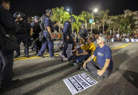 Los Angeles police move in to arrest people during a protest for better wages outside Walmart in Los Angeles November 7, 2013. REUTERS/Lucy Los Angeles police move in to arrest people during a protest for better wages outside Walmart in Los Angeles November 7, 2013. REUTERS/Lucy