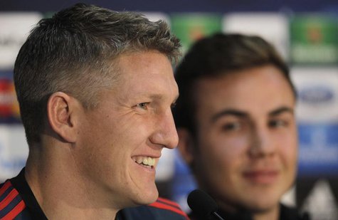 Bayern Munich's Bastian Schweinsteiger (L) and Mario Gotze attend a news conference in Plzen November 4, 2013. REUTERS/David W Cerny Bayern Munich's Bastian Schweinsteiger (L) and Mario Gotze attend a news conference in Plzen November 4, 2013. REUTERS/David W Cerny
