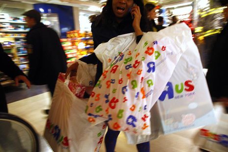 Customers shop at Toys R Us in New York November 24, 2011. REUTERS/Eric Thayer Customers shop at Toys R Us in New York November 24, 2011. REUTERS/Eric Thayer