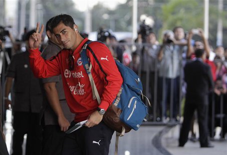 Chile's national soccer team player Johnny Herrera (C) arrives at Hotel Bourbon in Luque, near Asuncion June 6, 2013. Chile will face Paragu Chile's national soccer team player Johnny Herrera (C) arrives at Hotel Bourbon in Luque, near Asuncion June 6, 2013. Chile will face Paragu