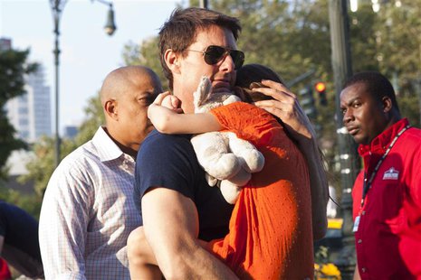 Actor Tom Cruise carries his daughter Suri into the Chelsea Piers sports facility in New York, July 17, 2012. REUTERS/Andrew Burton Actor Tom Cruise carries his daughter Suri into the Chelsea Piers sports facility in New York, July 17, 2012. REUTERS/Andrew Burton