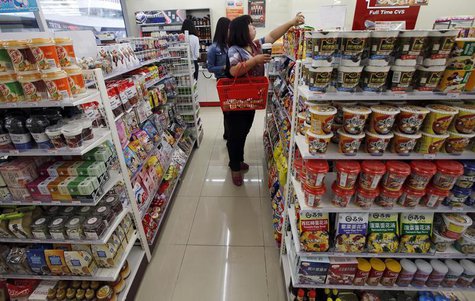 Customers choose goods at a shop in Beijing October 14, 2013. REUTERS/Kim Kyung-Hoon Customers choose goods at a shop in Beijing October 14, 2013. REUTERS/Kim Kyung-Hoon