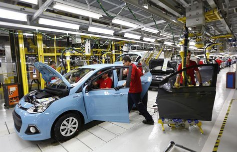 Workers assemble a new Hyundai i10 car at the Hyundai Assan car plant in Izmit, western Turkey, September 26, 2013. REUTERS/Murad Sezer Workers assemble a new Hyundai i10 car at the Hyundai Assan car plant in Izmit, western Turkey, September 26, 2013. REUTERS/Murad Sezer