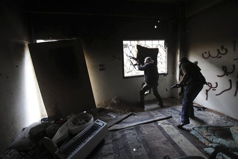 Free Syrian army fighters take up position with their weapons in the Mouazafeen neighbourhood in Deir al-Zor, eastern Syria November 9, 2013 Free Syrian army fighters take up position with their weapons in the Mouazafeen neighbourhood in Deir al-Zor, eastern Syria November 9, 2013
