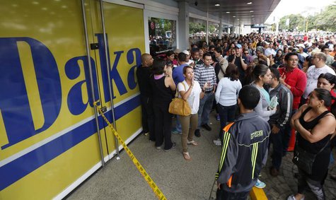 Shoppers crowd outside a Daka store as they wait to shop for electronic goods in Caracas November 9, 2013. REUTERS/Carlos Garcia Rawlins Shoppers crowd outside a Daka store as they wait to shop for electronic goods in Caracas November 9, 2013. REUTERS/Carlos Garcia Rawlins