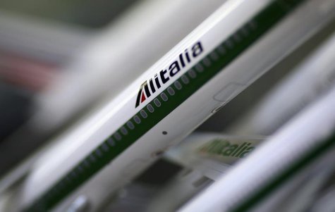 Scale models of Alitalia airplanes are displayed at a shop selling models of vehicles in Rome October 31, 2013. REUTERS/Alessandro Bianchi Scale models of Alitalia airplanes are displayed at a shop selling models of vehicles in Rome October 31, 2013. REUTERS/Alessandro Bianchi