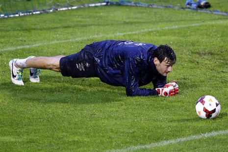 France's soccer team goalkeeper Hugo Lloris attends a training session at Clairefontaine, near Paris, October 9, 2013. REUTERS/Charles Plati France's soccer team goalkeeper Hugo Lloris attends a training session at Clairefontaine, near Paris, October 9, 2013. REUTERS/Charles Plati