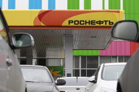 Parked cars stand outside a Russian oil company Rosneft petrol station near the Ostankino television tower in Moscow October 23, 2012. REUTE Parked cars stand outside a Russian oil company Rosneft petrol station near the Ostankino television tower in Moscow October 23, 2012. REUTE