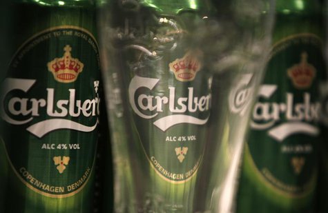 Cans of Carlsberg beer are seen through a branded pint glass before a news conference in London January 25, 2008. REUTERS/Stephen Hird Cans of Carlsberg beer are seen through a branded pint glass before a news conference in London January 25, 2008. REUTERS/Stephen Hird