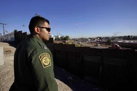 A Border Patrol Agent looks over to Mexico from the US side of the international border near Calexico, California, adjacent to the Mexican border town of Mexicali, November 3, 2009. REUTERS/Lucy Nicholson A Border Patrol Agent looks over to Mexico from the US side of the international border near Calexico, California, adjacent to the Mexican border town of Mexicali, November 3, 2009. REUTERS/Lucy Nicholson