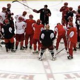 Detroit Red Wings headcoach Mike Babcock (C) directs his team at Joe Louis Arena in Detroit, Michigan. REUTERS/Rebecca Cook Detroit Red Wings headcoach Mike Babcock (C) directs his team at Joe Louis Arena in Detroit, Michigan. REUTERS/Rebecca Cook