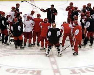 Detroit Red Wings headcoach Mike Babcock (C) directs his team at Joe Louis Arena in Detroit, Michigan. REUTERS/Rebecca Cook Detroit Red Wings headcoach Mike Babcock (C) directs his team at Joe Louis Arena in Detroit, Michigan. REUTERS/Rebecca Cook
