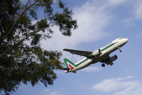 An Alitalia plane approaches to land at Fiumicino international airport in Rome October 14, 2013. REUTERS/Max Rossi An Alitalia plane approaches to land at Fiumicino international airport in Rome October 14, 2013. REUTERS/Max Rossi