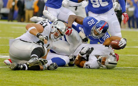 East Rutherford, NJ, USA; Oakland Raiders running back Rashad Jennings (27) picks up first down against the New York Giants during the first East Rutherford, NJ, USA; Oakland Raiders running back Rashad Jennings (27) picks up first down against the New York Giants during the first