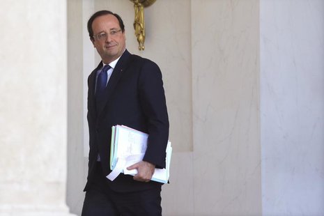 French President Francois Hollande leaves after the weekly cabinet meeting at the Elysee Palace in Paris, November 13, 2013. REUTERS/Philipp French President Francois Hollande leaves after the weekly cabinet meeting at the Elysee Palace in Paris, November 13, 2013. REUTERS/Philipp