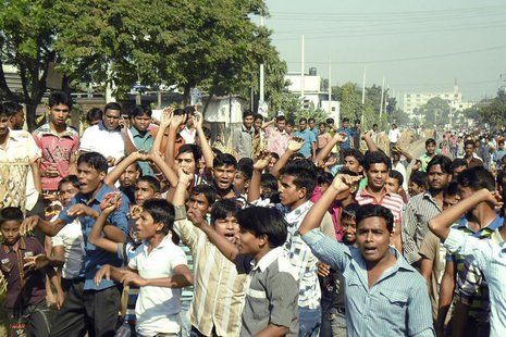 Garment workers shout slogans as they block a street during a protest demanding higher wages in Gazipur November 13, 2013. REUTERS/Stringer Garment workers shout slogans as they block a street during a protest demanding higher wages in Gazipur November 13, 2013. REUTERS/Stringer