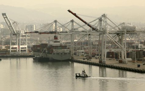 A tug boat passes in front of a freighter at the Port of Oakland in Oakland, California November 12, 2013. REUTERS/Robert Galbraith A tug boat passes in front of a freighter at the Port of Oakland in Oakland, California November 12, 2013. REUTERS/Robert Galbraith