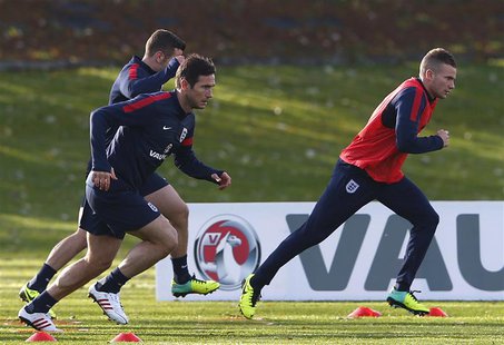 England's Frank Lampard (L) and Tom Cleverley attend a soccer training session at London Colney, north of London November 13, 2013. REUTERS/ England's Frank Lampard (L) and Tom Cleverley attend a soccer training session at London Colney, north of London November 13, 2013. REUTERS/