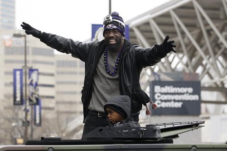 Baltimore Ravens safety Ed Reed waves to the crowd gathered on the team's parade route in Baltimore, Maryland February 5, 2013. REUTERS/Rich Baltimore Ravens safety Ed Reed waves to the crowd gathered on the team's parade route in Baltimore, Maryland February 5, 2013. REUTERS/Rich