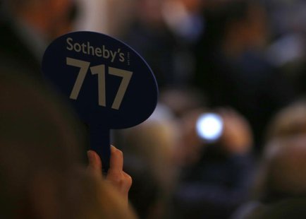 A buyer raises a bid during the sale of jewellery at Sotheby's in Geneva November 13, 2013. REUTERS/Denis Balibouse A buyer raises a bid during the sale of jewellery at Sotheby's in Geneva November 13, 2013. REUTERS/Denis Balibouse