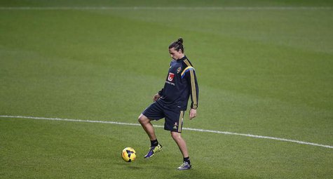 Sweden's Zlatan Ibrahimovic controls the ball during a training session in Lisbon November 14, 2013. REUTERS/Rafael Marchante Sweden's Zlatan Ibrahimovic controls the ball during a training session in Lisbon November 14, 2013. REUTERS/Rafael Marchante
