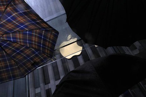 Umbrellas are seen in front of the Apple store on 5th Avenue in New York May 19, 2013. REUTERS/Eric Thayer Umbrellas are seen in front of the Apple store on 5th Avenue in New York May 19, 2013. REUTERS/Eric Thayer