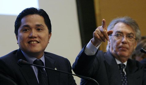 Inter Milan's new chairman Erick Thohir (L) smiles beside honorary chairman Massimo Moratti during a news conference in Milan November 15, 2 Inter Milan's new chairman Erick Thohir (L) smiles beside honorary chairman Massimo Moratti during a news conference in Milan November 15, 2