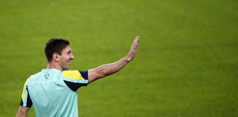 Barcelona's Lionel Messi salutes during a training session at Camp Nou stadium in Barcelona, October 25, 2013. Barcelona and Real Madrid wil Barcelona's Lionel Messi salutes during a training session at Camp Nou stadium in Barcelona, October 25, 2013. Barcelona and Real Madrid wil