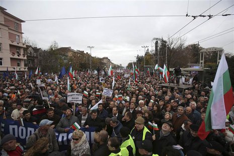 Supporters of the government gather during a rally in central Sofia November 16, 2013. REUTERS/Stringer Supporters of the government gather during a rally in central Sofia November 16, 2013. REUTERS/Stringer