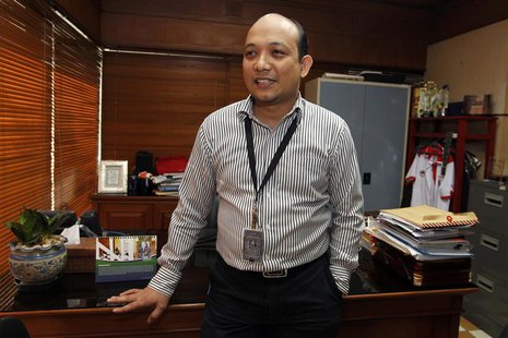 Corruption Eradication Agency (KPK) graft investigator Novel Baswedan poses in his office in Jakarta June 26, 2013. REUTERS/Enny Nuraheni Corruption Eradication Agency (KPK) graft investigator Novel Baswedan poses in his office in Jakarta June 26, 2013. REUTERS/Enny Nuraheni