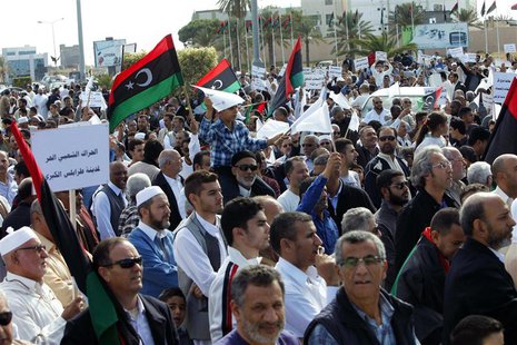 Protesters march during a demonstration calling on militiamen to leave, in Tripoli November 15, 2013. REUTERS/Ismail Zitouny ( Protesters march during a demonstration calling on militiamen to leave, in Tripoli November 15, 2013. REUTERS/Ismail Zitouny (