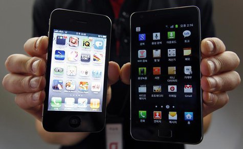 An employee of South Korean mobile carrier KT holds an Apple Inc's iPhone 4 (L) smartphone and a Samsung Electronics' Galaxy S II smartphone An employee of South Korean mobile carrier KT holds an Apple Inc's iPhone 4 (L) smartphone and a Samsung Electronics' Galaxy S II smartphone