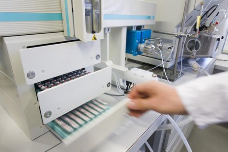 A technician prepares urine sample for testing at the Swiss Laboratory for Doping Analysis in Epalinges near Lausanne July 15, 2008. REUTERS A technician prepares urine sample for testing at the Swiss Laboratory for Doping Analysis in Epalinges near Lausanne July 15, 2008. REUTERS