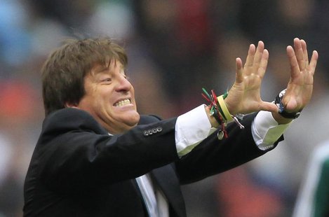 Mexico's national soccer team coach Miguel Herrera gives instructions to his players during their 2014 World Cup qualifying playoff first le Mexico's national soccer team coach Miguel Herrera gives instructions to his players during their 2014 World Cup qualifying playoff first le