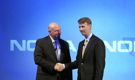Microsoft Chief Executive Steve Ballmer shakes hands with Nokia's Chairman of the Board Risto Siilasmaa (R) during a Nokia news conference i Microsoft Chief Executive Steve Ballmer shakes hands with Nokia's Chairman of the Board Risto Siilasmaa (R) during a Nokia news conference i