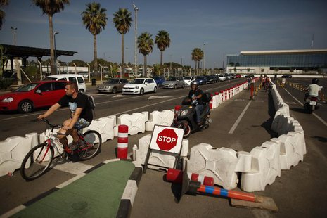 Cars wait in line to enter to Spain at its border with the British territory of Gibraltar, before the arrival of European Commission officia Cars wait in line to enter to Spain at its border with the British territory of Gibraltar, before the arrival of European Commission officia