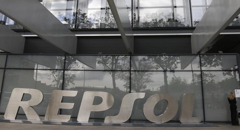A woman stands beside the logo of Spanish oil company Repsol outside its headquarters in Madrid May 16, 2013. REUTERS/Sergio Perez A woman stands beside the logo of Spanish oil company Repsol outside its headquarters in Madrid May 16, 2013. REUTERS/Sergio Perez