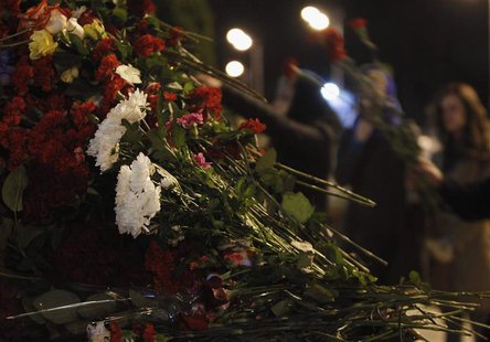 People lay flowers near a fence of Kazan airport, where a Tatarstan Airlines Boeing 737-500 airliner crashed, November 18, 2013. REUTERS/Max People lay flowers near a fence of Kazan airport, where a Tatarstan Airlines Boeing 737-500 airliner crashed, November 18, 2013. REUTERS/Max