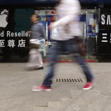 People walk past a mobile phone store selling Apple and Samsung products in Wuhan, Hubei province April 18, 2013. REUTERS/Stringer People walk past a mobile phone store selling Apple and Samsung products in Wuhan, Hubei province April 18, 2013. REUTERS/Stringer