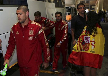 Spain's goalkeeper Victor Valdes (L) arrives at the O. R. Tambo International Airport, ahead of Tuesday's international friendly soccer matc Spain's goalkeeper Victor Valdes (L) arrives at the O. R. Tambo International Airport, ahead of Tuesday's international friendly soccer matc