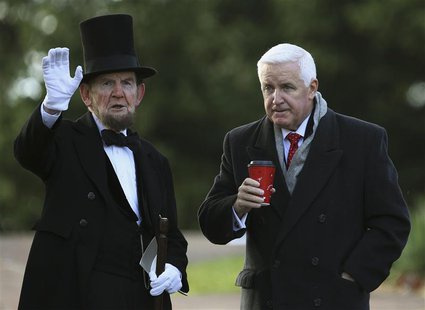James Getty (L), portraying U.S. President Abraham Lincoln, chats with Pennsylvania Republican Governor Tom Corbett (R) before delivering th James Getty (L), portraying U.S. President Abraham Lincoln, chats with Pennsylvania Republican Governor Tom Corbett (R) before delivering th
