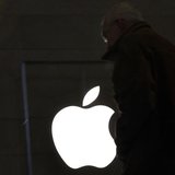 A customer visits the Apple Store in New York City's Grand Central Station January 25, 2012. REUTERS/Brendan McDermid A customer visits the Apple Store in New York City's Grand Central Station January 25, 2012. REUTERS/Brendan McDermid