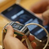 A man tries out a Samsung Electronics' Galaxy Gear smartwatch at the company's headquarters in Seoul October 21, 2013. REUTERS/Kim Hong-Ji A man tries out a Samsung Electronics' Galaxy Gear smartwatch at the company's headquarters in Seoul October 21, 2013. REUTERS/Kim Hong-Ji