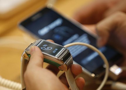 A man tries out a Samsung Electronics' Galaxy Gear smartwatch at the company's headquarters in Seoul October 21, 2013. REUTERS/Kim Hong-Ji A man tries out a Samsung Electronics' Galaxy Gear smartwatch at the company's headquarters in Seoul October 21, 2013. REUTERS/Kim Hong-Ji