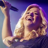 Singer Kelly Clarkson performs at the annual shareholders meeting for Walmart in Fayetteville, Arkansas June 7, 2013. REUTERS/Rick Wilking Singer Kelly Clarkson performs at the annual shareholders meeting for Walmart in Fayetteville, Arkansas June 7, 2013. REUTERS/Rick Wilking
