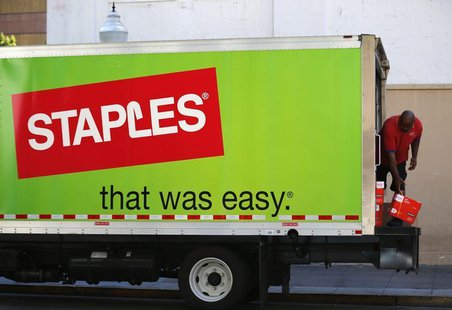 A Staples truck delivers office supplies in San Diego, California September 24, 2013. REUTERS/Mike Blake A Staples truck delivers office supplies in San Diego, California September 24, 2013. REUTERS/Mike Blake