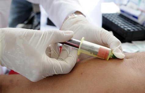 A nurse takes blood for a free HIV test on the National Day of HIV-AIDS testing in San Salvador June 25, 2010. REUTERS/Luis Galdamez (EL SAL A nurse takes blood for a free HIV test on the National Day of HIV-AIDS testing in San Salvador June 25, 2010. REUTERS/Luis Galdamez (EL SAL