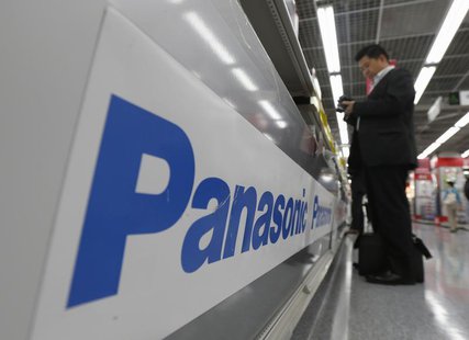 A man browses a Panasonic camera at an electronics shop in Tokyo May 10, 2012. REUTERS/Kim Kyung-Hoon A man browses a Panasonic camera at an electronics shop in Tokyo May 10, 2012. REUTERS/Kim Kyung-Hoon
