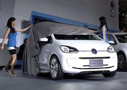 Models unveil Volkswagen's plug-in hybrid Twin Up! concept car during a presentation at the 43rd Tokyo Motor Show in Tokyo November 20, 2013 Models unveil Volkswagen's plug-in hybrid Twin Up! concept car during a presentation at the 43rd Tokyo Motor Show in Tokyo November 20, 2013